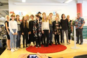 Sidste års forfatterakademielever samlet på scenen til afslutningen på Odense Centralbibliotek